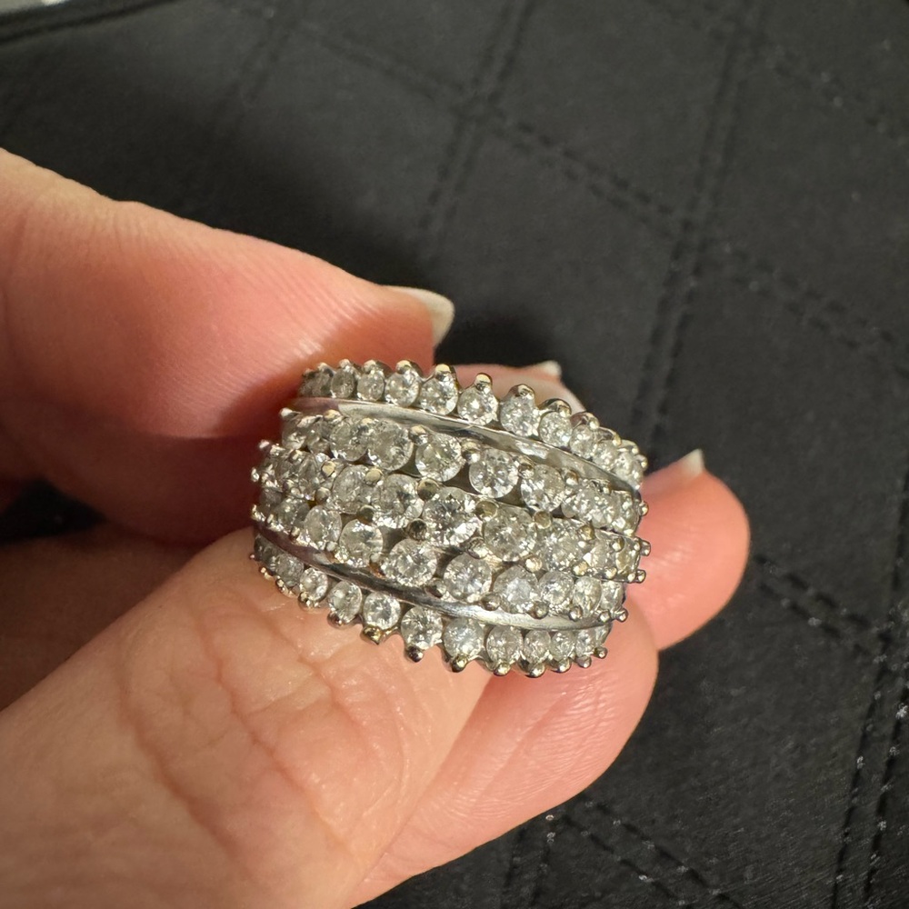 Elegant white gold diamond Ring